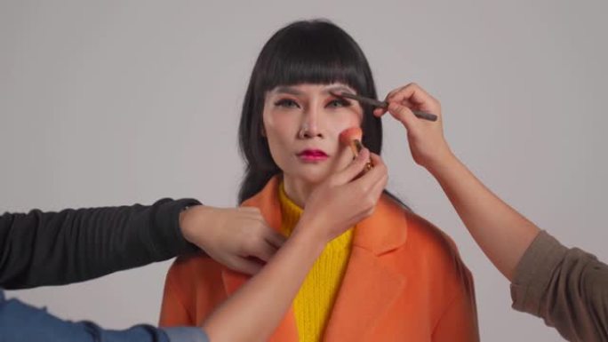 亚洲中国女性时装模特在工作室肖像看相机黑色背景