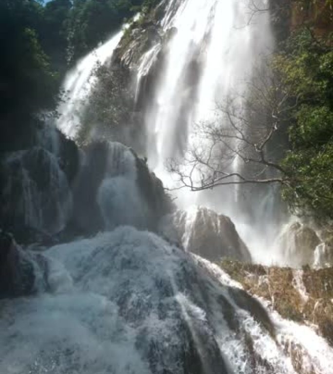 美丽自然中的垂直视频四面佛瀑布