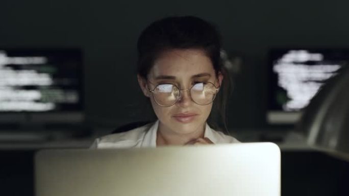 一名年轻女子使用笔记本电脑完成网络任务的4k视频片段