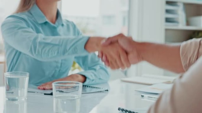 商务人士握手，欢迎并开会，以进行办公室的计划，团队合作和启动合作。咨询员工、公司管理和b2b握手、伙