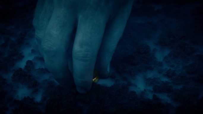 在黑暗的幻想场景中捡到的金戒指