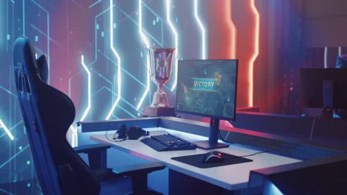 网络游戏冠军: 空游戏站，玩家的电脑屏幕显示视频游戏胜利。在线网络游戏锦标赛直播活动
