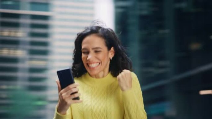 360度街拍: 使用智能手机拍摄美丽的拉丁女人的肖像，庆祝成功的胜利。微笑的西班牙裔女企业家愉快地使