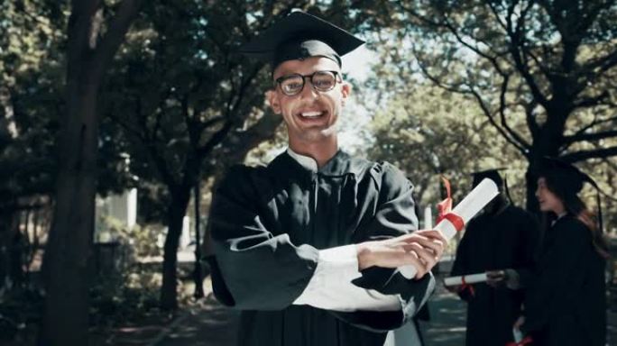 一名学生在毕业当天持有文凭的4k录像