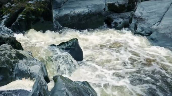 通过山里的岩石使河水起泡