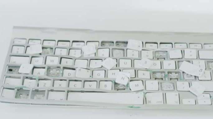 白天空荡荡的办公室桌子上键盘坏了的4k录像