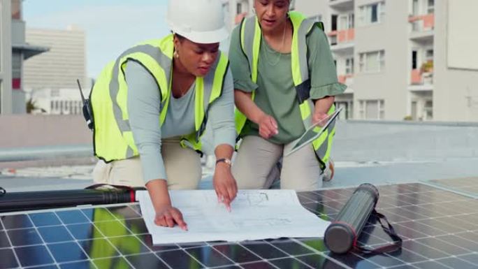 具有屋顶规划网格安装施工蓝图的建筑，太阳能电池板或工程团队。妇女，太阳能或具有清单或文书工作的工人从