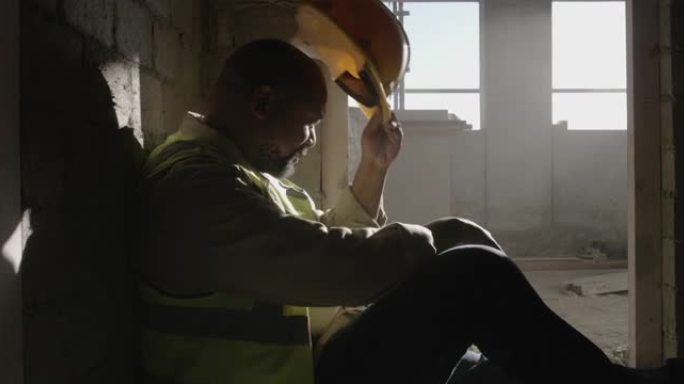 一名男子在建筑工地工作时休息的4k录像