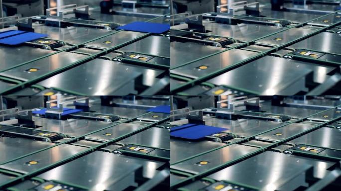 太阳能电池正在沿着自动输送机移动。自动化工业生产线。