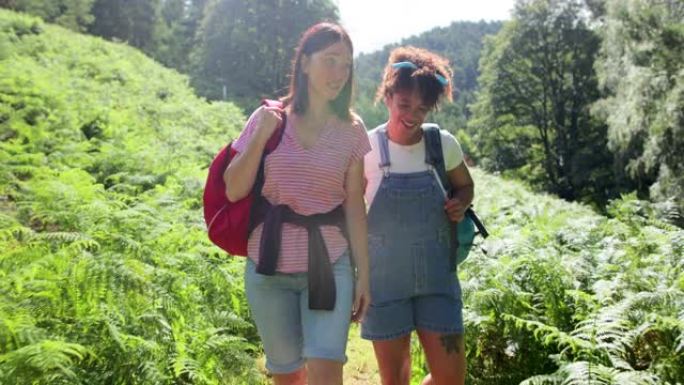 一起享受时光国外外国女孩爬山登山大自然