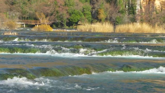 特写: 克尔卡河在瀑布上流动时形成了惊人的水景