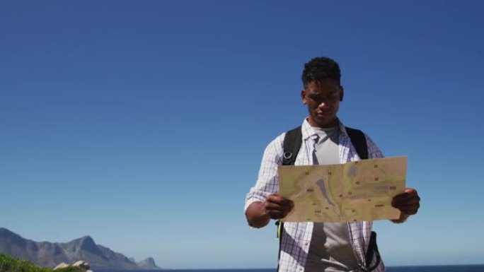 非裔美国人在沿海乡村徒步旅行阅读地图