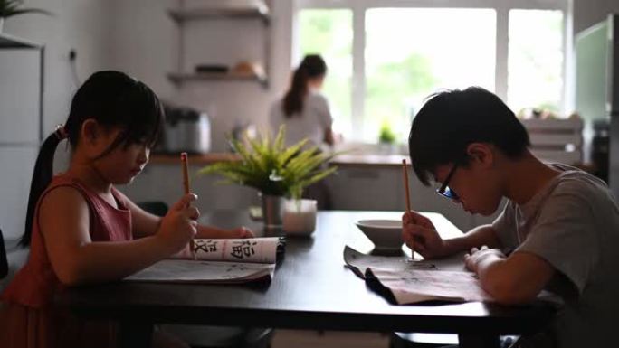 2在家学习的幼儿在餐厅写中国书法