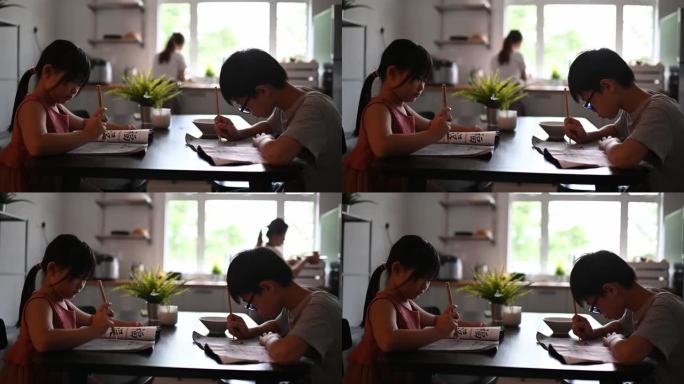 2在家学习的幼儿在餐厅写中国书法