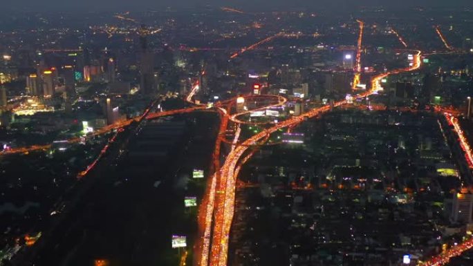 夜间高速公路上的道路交叉口