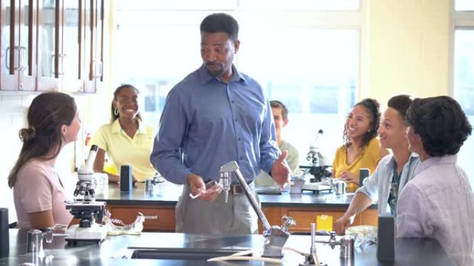 非裔美国人教授高中科学实验室