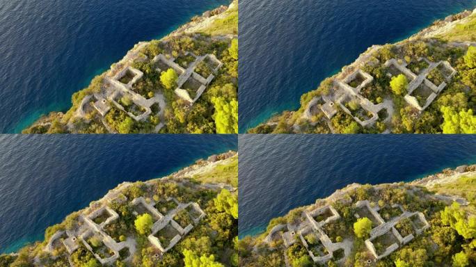 克罗地亚维斯岛亚得里亚海悬崖上的WS风景遗迹，古老的房屋