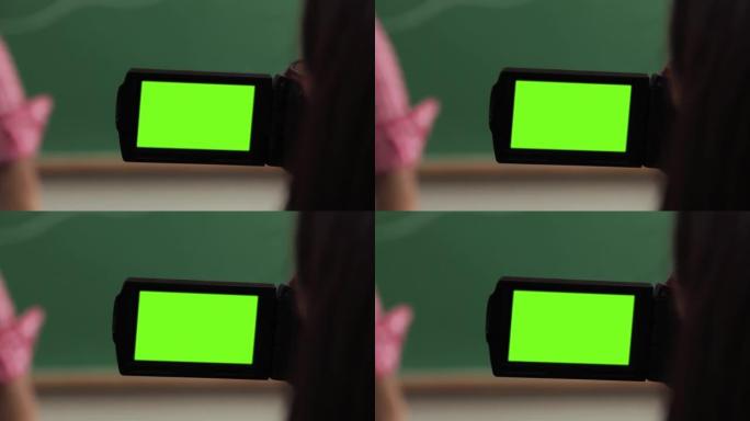 液晶显示器在教室的摄像机上显示绿屏。特写。放大。