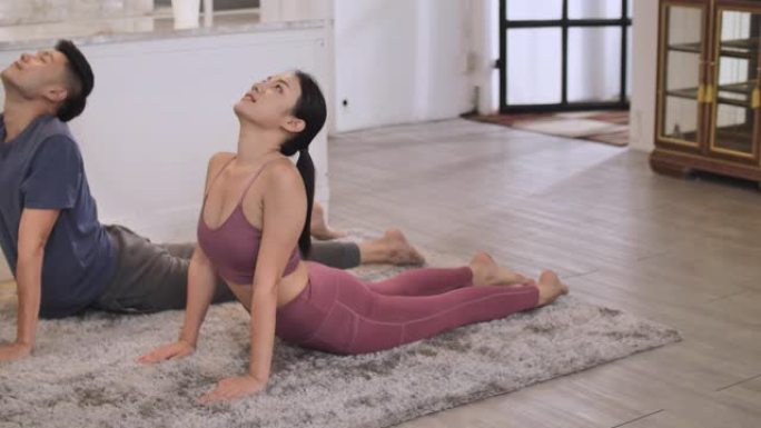 情侣喜欢在客厅锻炼瑜伽