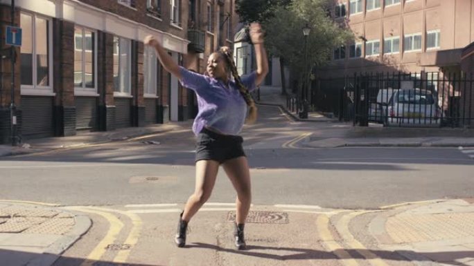 非裔美国女人跳舞循环有趣的舞者在街上做时髦的舞蹈4k
