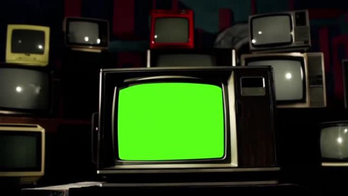 绿屏堆叠老式电视。多莉进来了。4K。