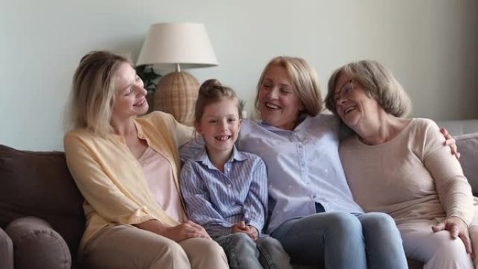 不同年龄和不同时代的女性在沙发上大笑放松