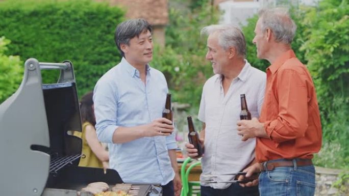 三个资深男性朋友一起在家做饭户外烧烤喝啤酒