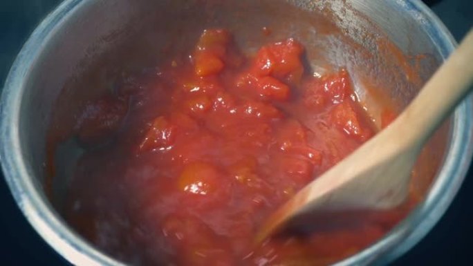 西红柿烹饪并在锅中搅拌