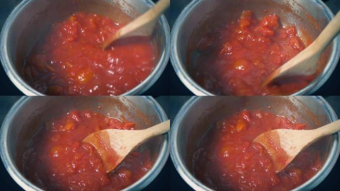 西红柿烹饪并在锅中搅拌