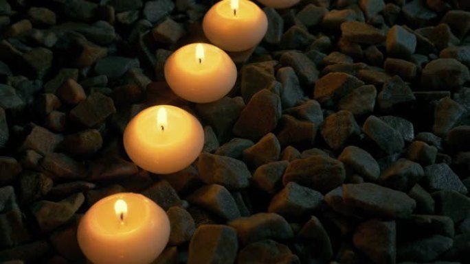 岩石上的一排蜡烛