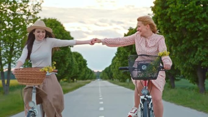 慢动作女性朋友骑自行车时玩得开心