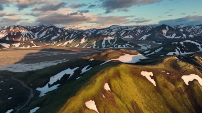 冰岛日落时令人惊叹的风景的鸟瞰图