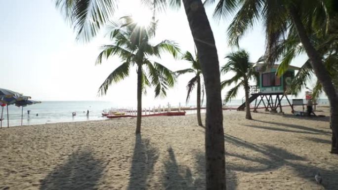 泰国邦桑海滩的沙滩椅和雨伞展示