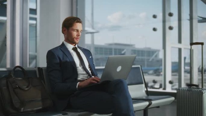 机场航站楼: 商人使用笔记本电脑，等待飞往国际会议的航班。旅行企业家在航空枢纽的登机休息室与飞机在线