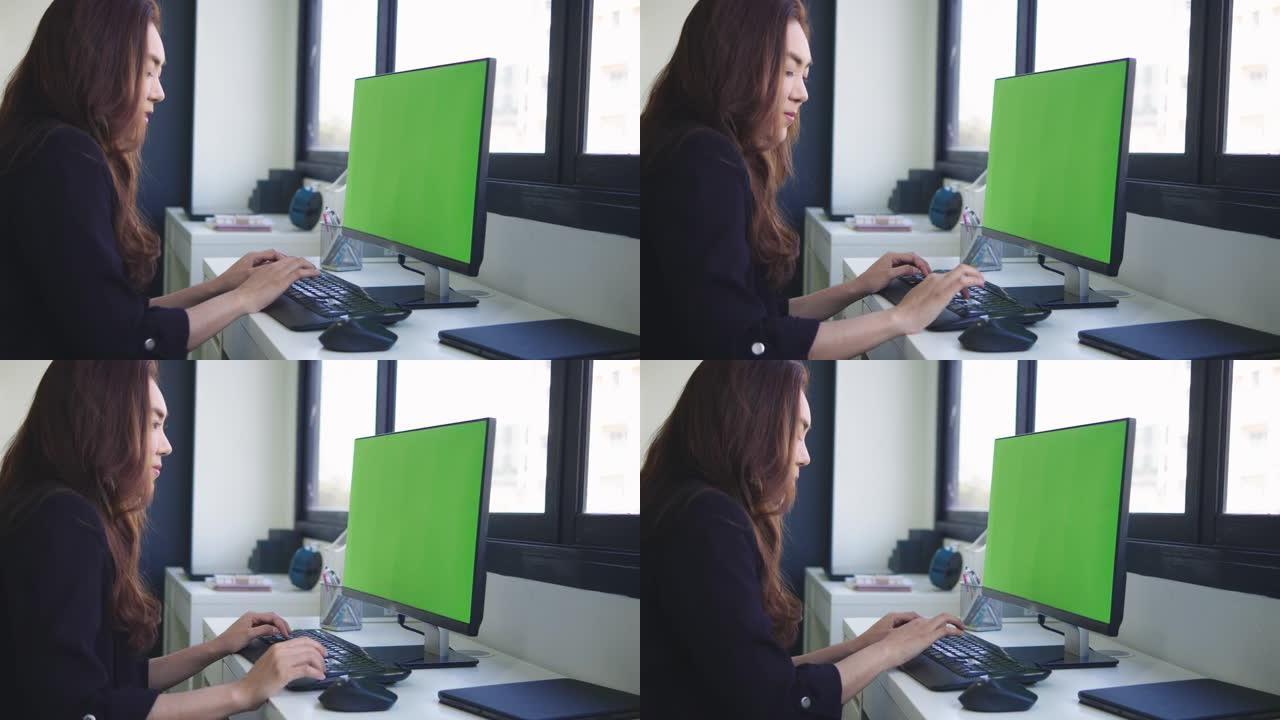 色度键: 有吸引力的成功的女商人在她的办公室里用笔记本电脑工作，有城市景观的视窗。强大的独立女性首席