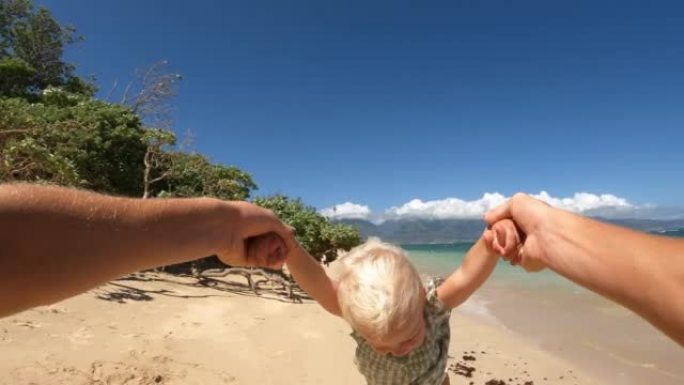 阳光明媚的日子，POV父亲在热带海滩上旋转可爱的金发蹒跚学步的婴儿