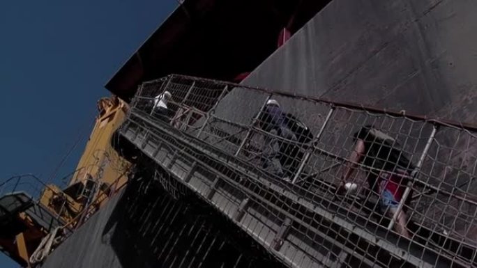 一艘大型油轮舷梯上的人停靠在阿根廷巴拉那河的港口。