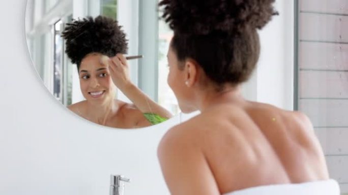 浴室，镜子和化妆，一名黑人妇女在早上在家时将腮红涂在脸上或脸颊上。护肤，美容和化妆品，有吸引力的年轻