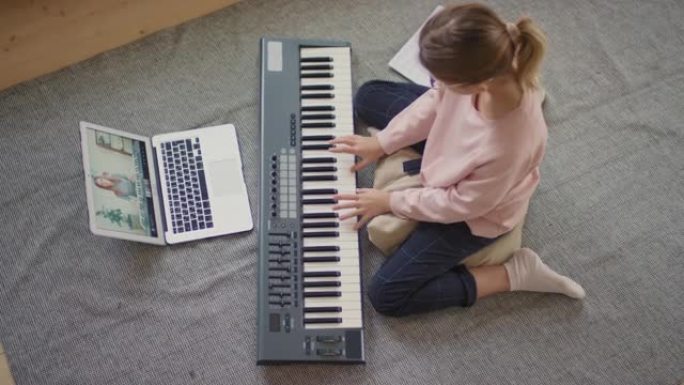 在家玩键盘的女孩