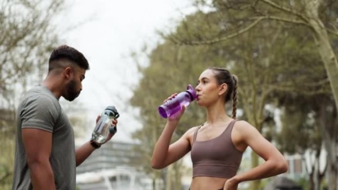 男人，女人和城市锻炼后的饮用水，训练和锻炼健康，健康或心脏有氧运动。运动人士，朋友或夫妇在健身休息时