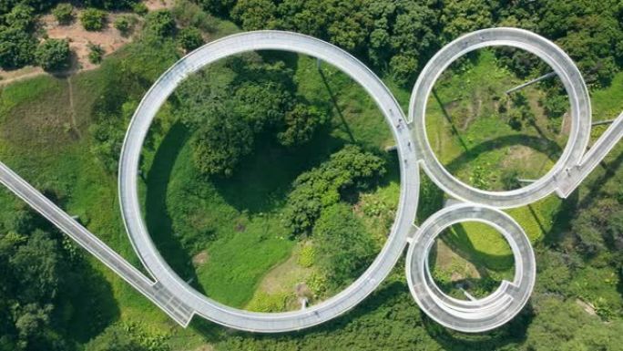 无人机平移镜头视图深圳光明区大定山森林公园浮桥