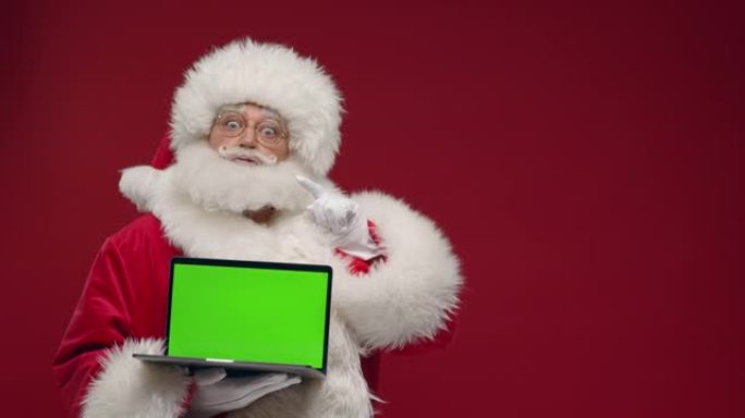 一个惊讶的圣诞老人手里拿着一台笔记本电脑，在红色背景下，用不同的情感展示相机中的色度键