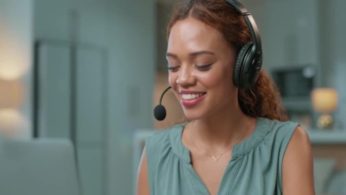 混合种族呼叫中心代理使用耳机收听，与客户交谈并在家庭办公室使用笔记本电脑。自由西班牙裔企业家和客户服