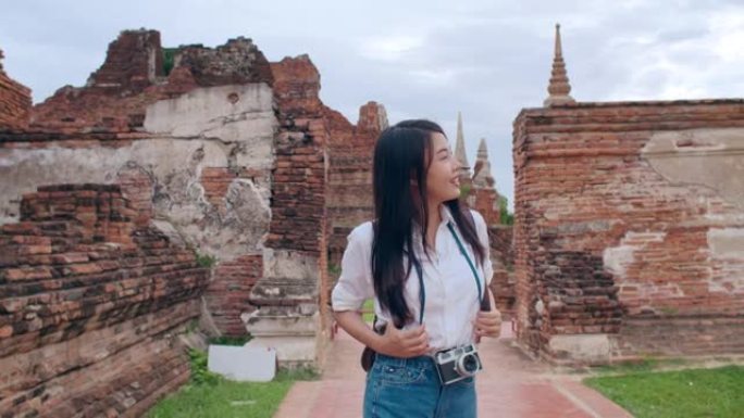 旅行者亚洲妇女在泰国大城府度假旅行。