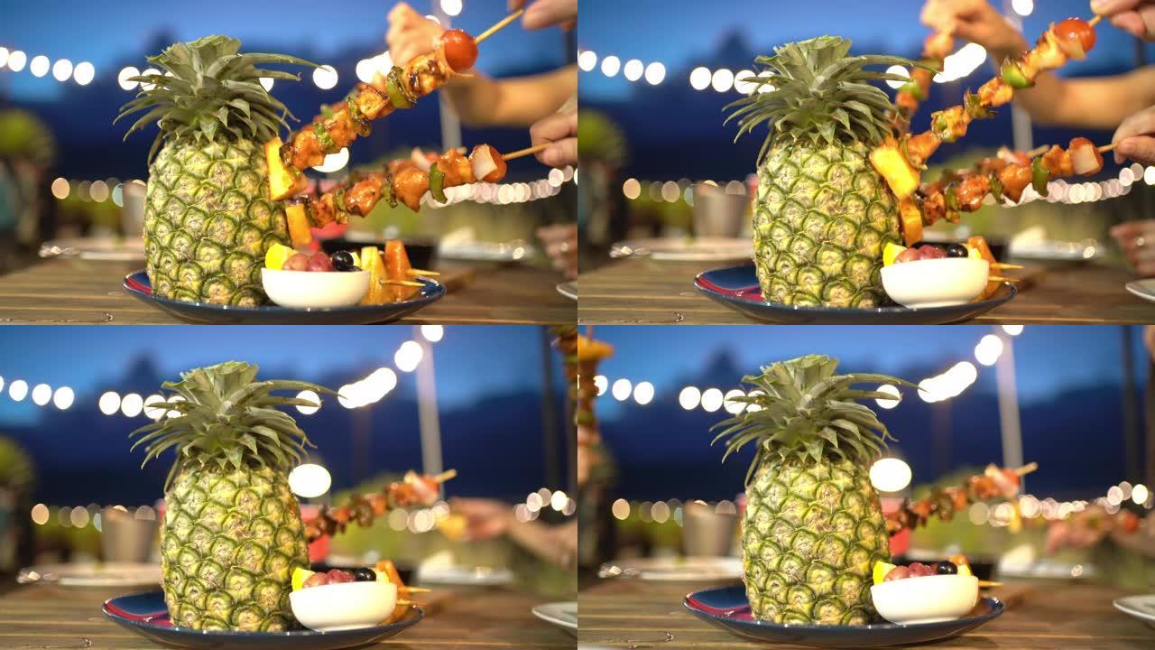 吃菠萝烧烤夜派对菠萝插串串