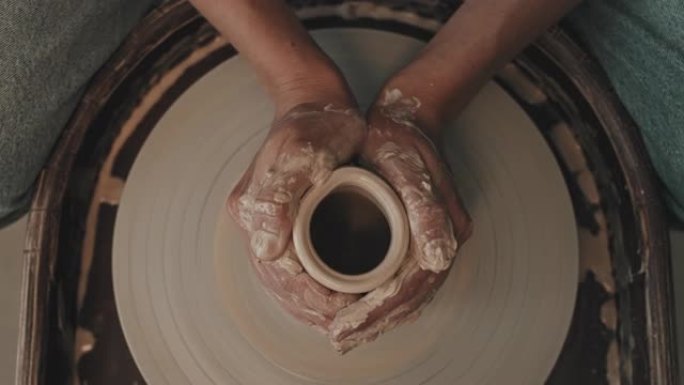 陶轮上的手塑形罐宣传片实拍视频素材