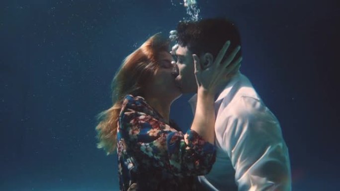 年轻无忧无虑的浪漫情侣的电影拍摄是在他们的蜜月假期期间在blu水下激情接吻。爱情、关系、自由、性感、
