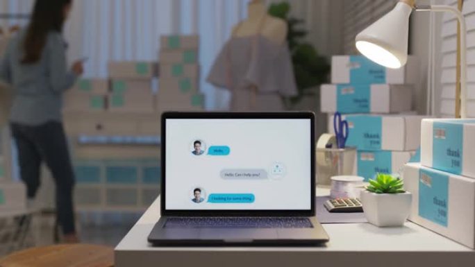 笔记本电脑屏幕上的聊天机器人对话应用程序界面与人工智能技术，为小型企业中小企业B2C概念提供虚拟机器