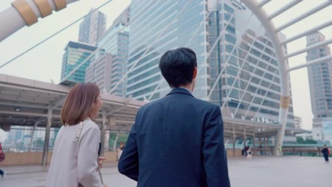 男人和女人在城市散步时聊天。