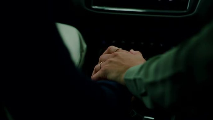 夫妇开车手握手开车视频素材